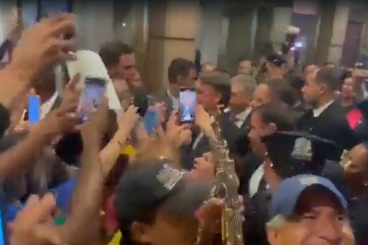 Vídeo: Bolsonaro é aclamado aos gritos de 'mito' por apoiadores ao chegar em NY