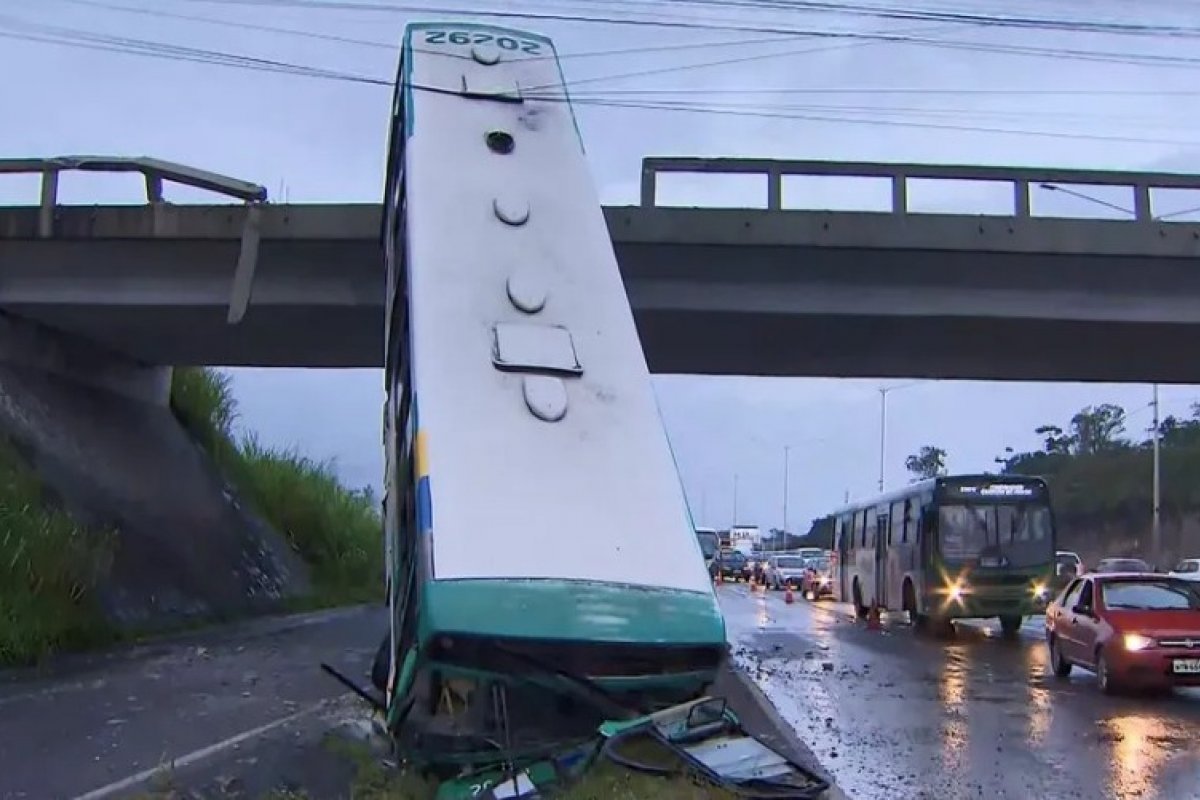 Viaduto da BR-324 vai passar por vistoria após ônibus despencar