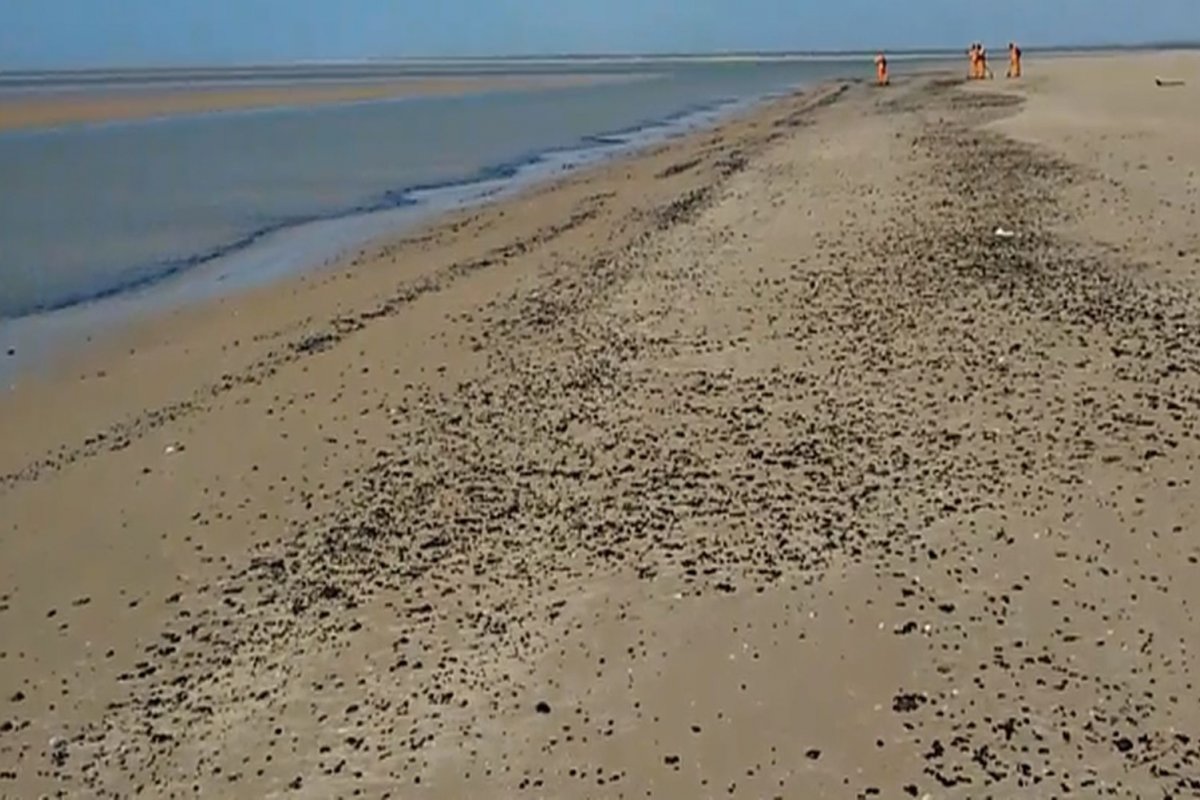 Manchas de óleo ameaçam a chegar no Rio de Janeiro