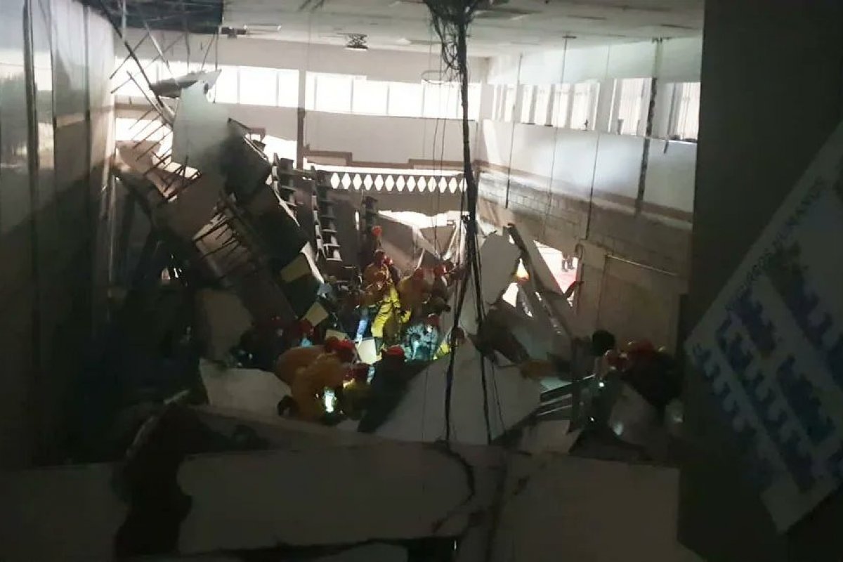 Desabamento deixa ao menos 6 pessoas mortas na cidade de Itapecerica da Serra (SP)