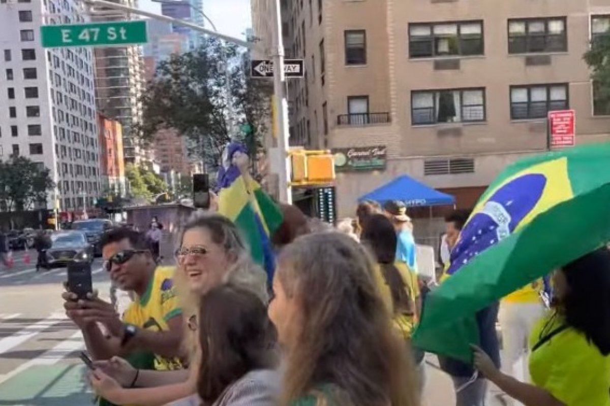 Vídeo: policial anima grupo de apoiadores de Bolsonaro em Nova York