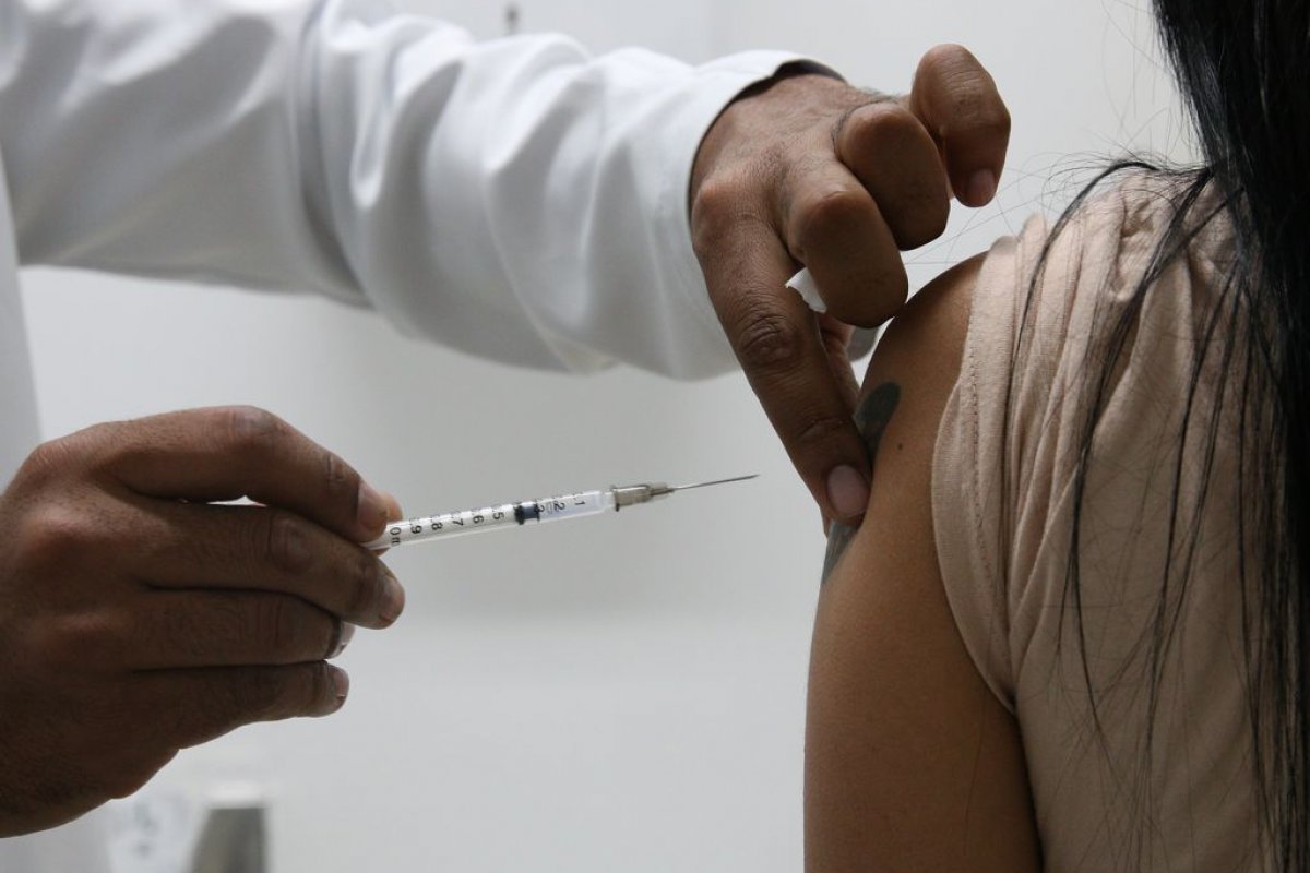 48,3% da população brasileira está vacinada com dose de reforço ou adicional