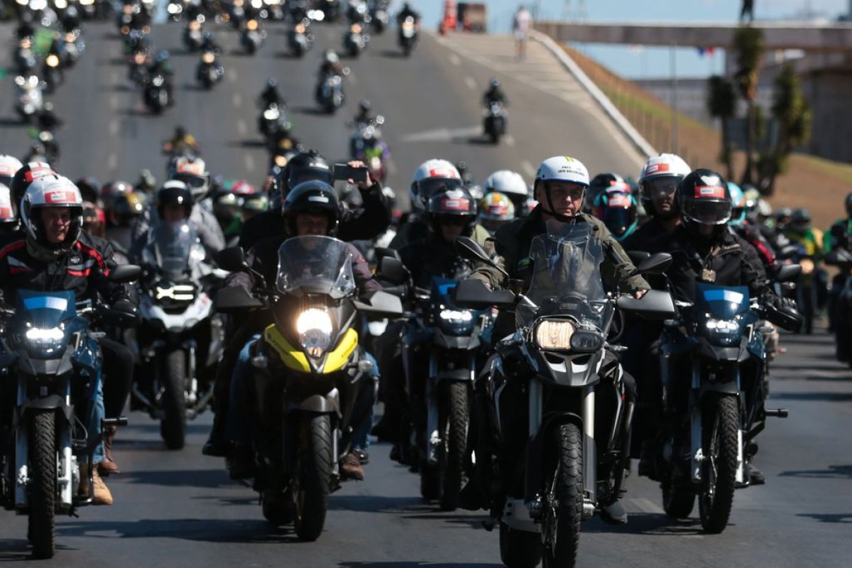 TSE condena Bolsonaro por fazer campanha antecipada em abril com motociata