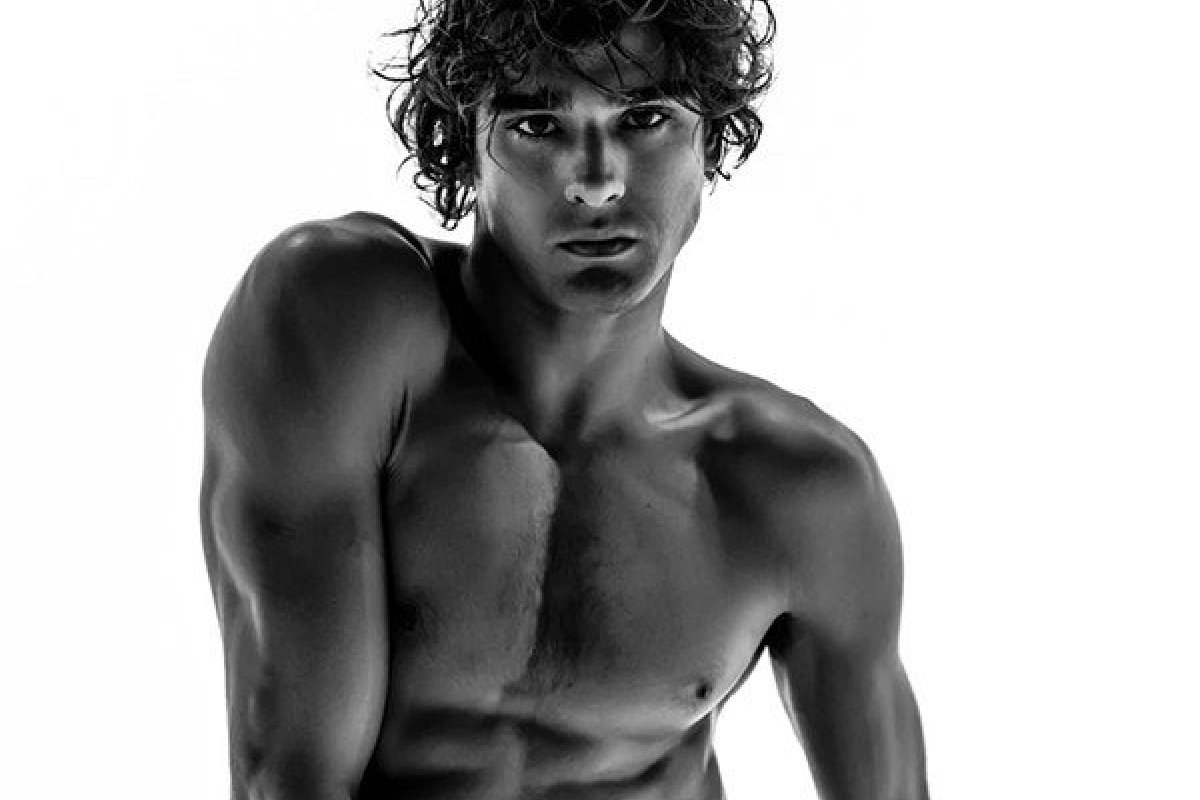 Brasileiro Marlon Teixeira estampa mais uma campanha da Dsquared2