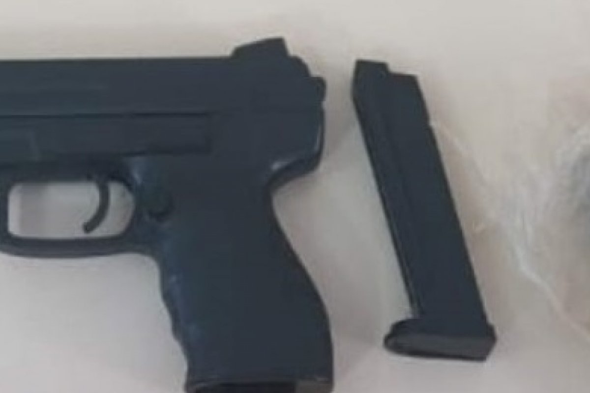 Homem é preso com pistola falsa e maconha no oeste da Bahia