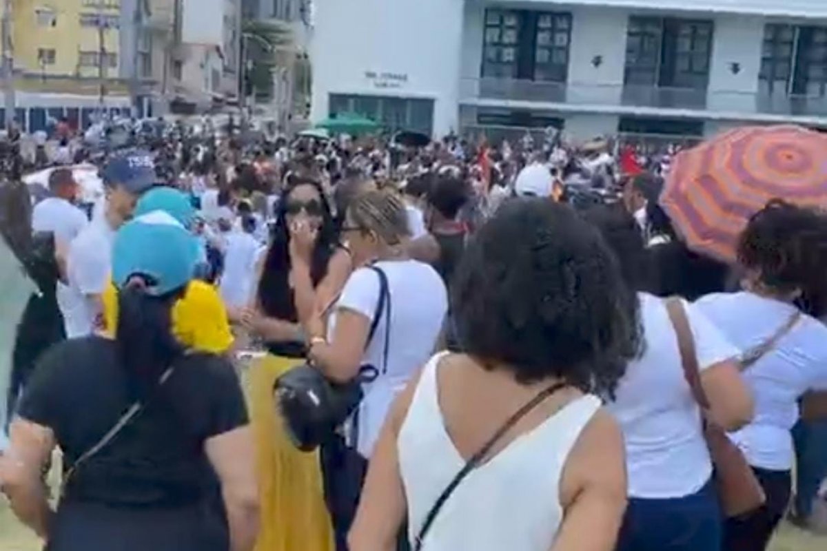 Vídeo: enfermeiros participam de manifestação contra suspensão do piso salarial em Salvador