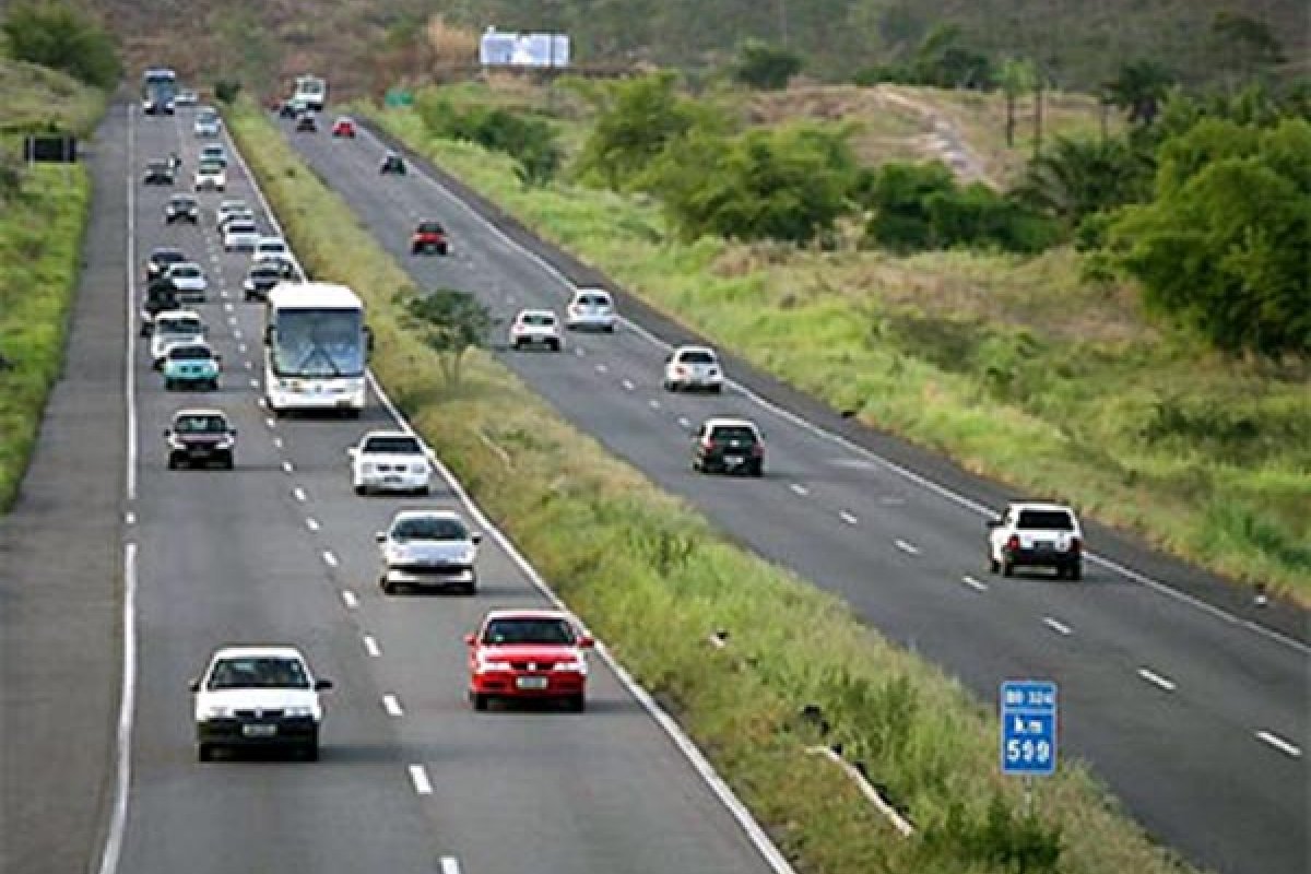 Acidente na BR-324 deixa três feridos