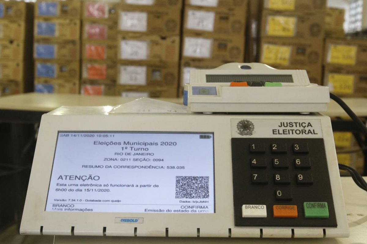 TSE recebe alerta sobre redução dos locais de votação no exterior