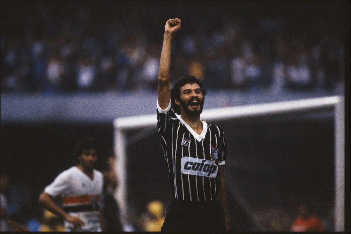 Revista Football France anuncia criação de "Prêmio Sócrates" para atletas com causas sociais