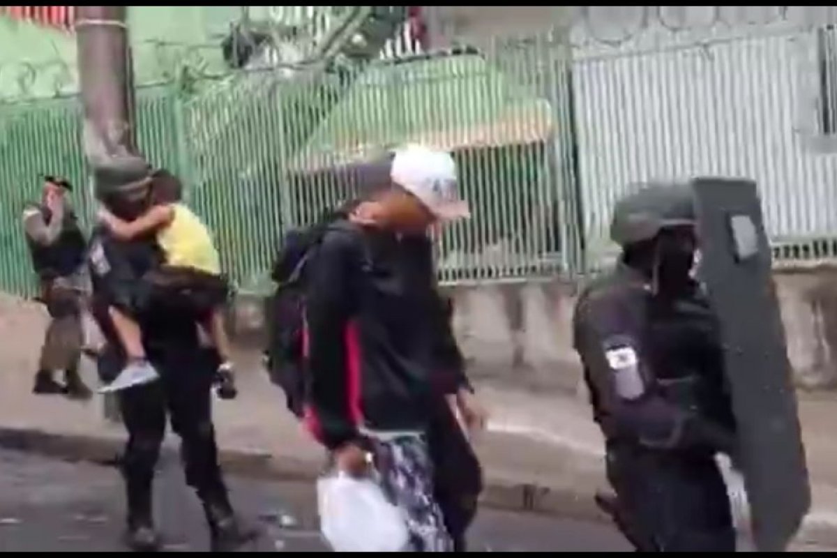 Após 16 horas de negociação, menino de 7 anos e jovem são libertados do poder de sequestrador