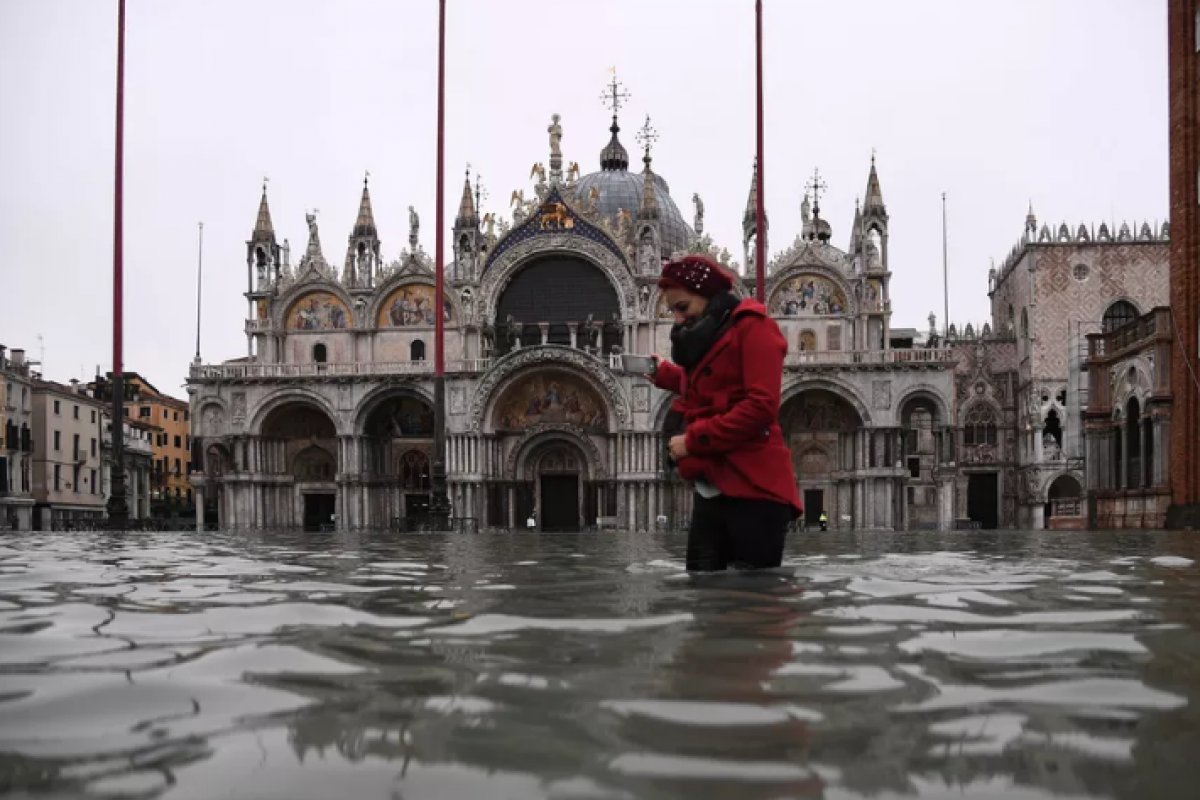Veneza enfrenta maré alta histórica