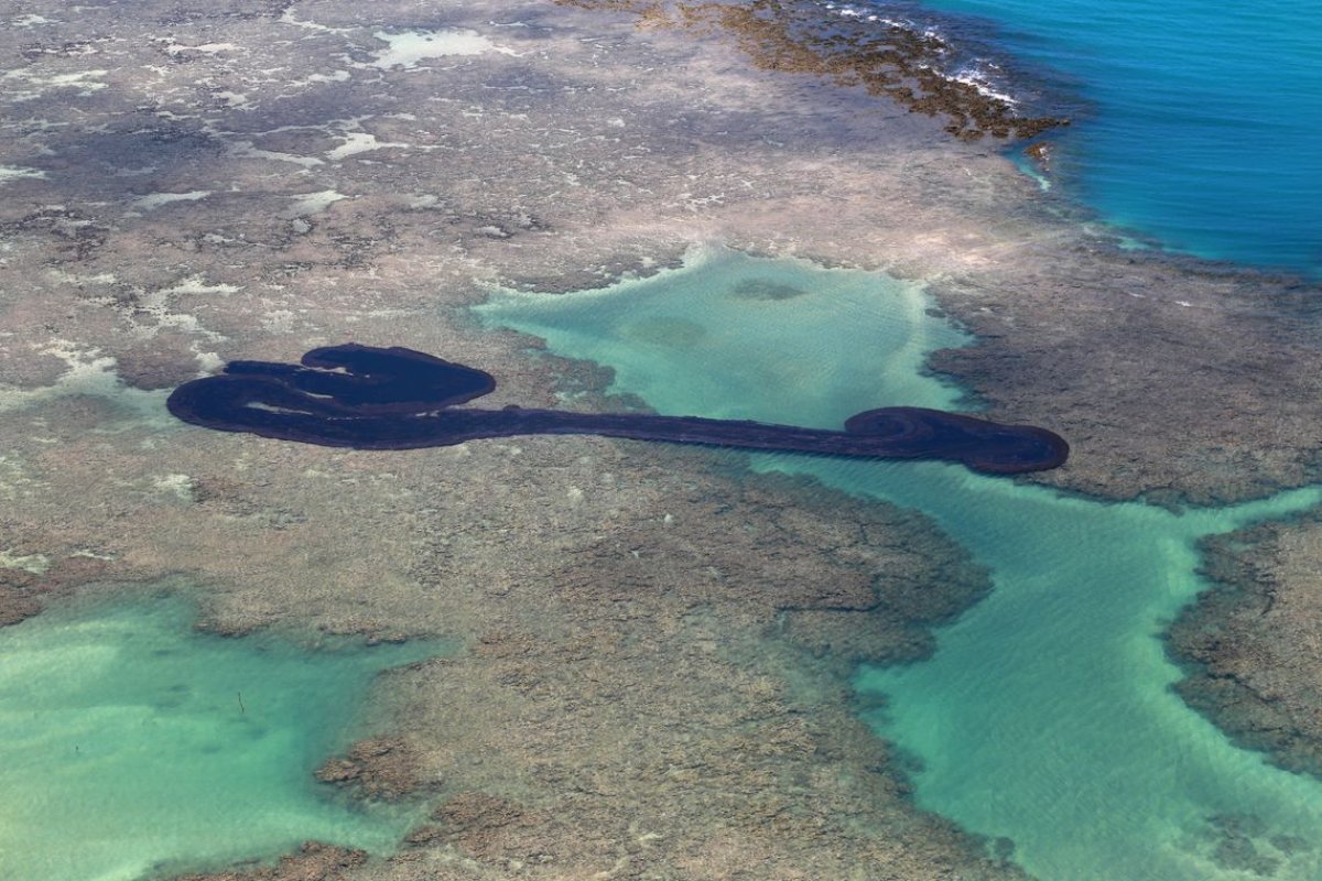 Óleo nas praias já atinge mais de 500 locais no Nordeste e Sudeste
