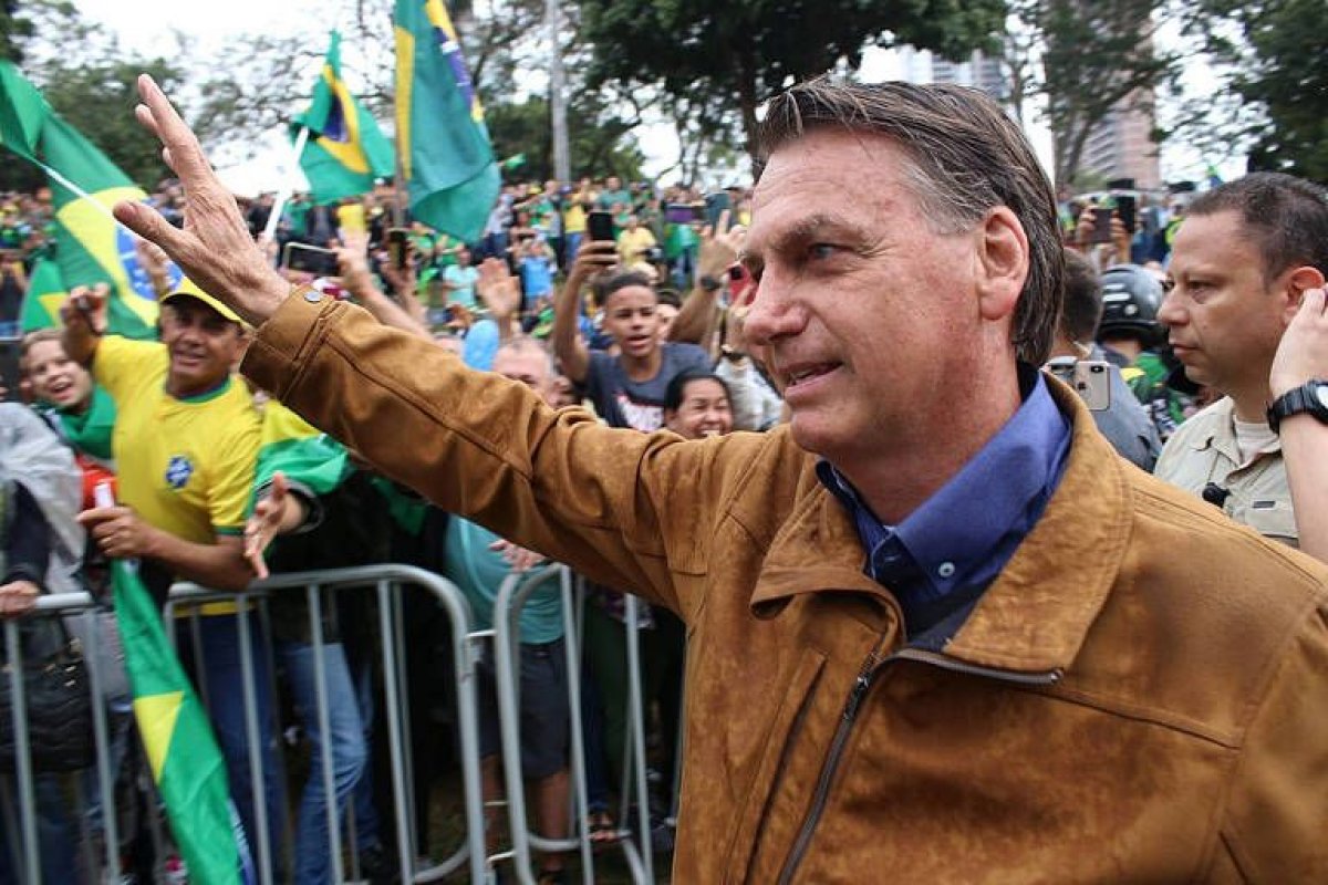 Vídeo: Bolsonaro participa de comício em Manaus que reúne centenas de apoiadores