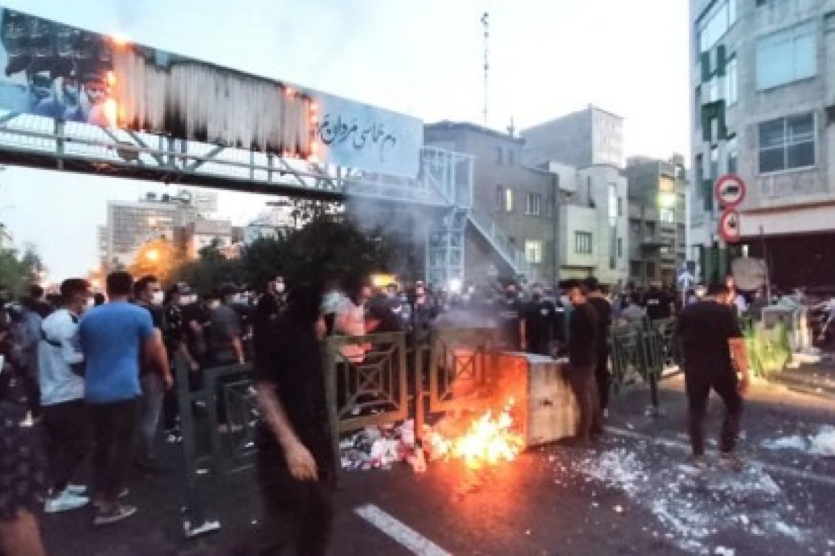 Irã bloqueia redes sociais em meio a protestos contra repressão a mulheres