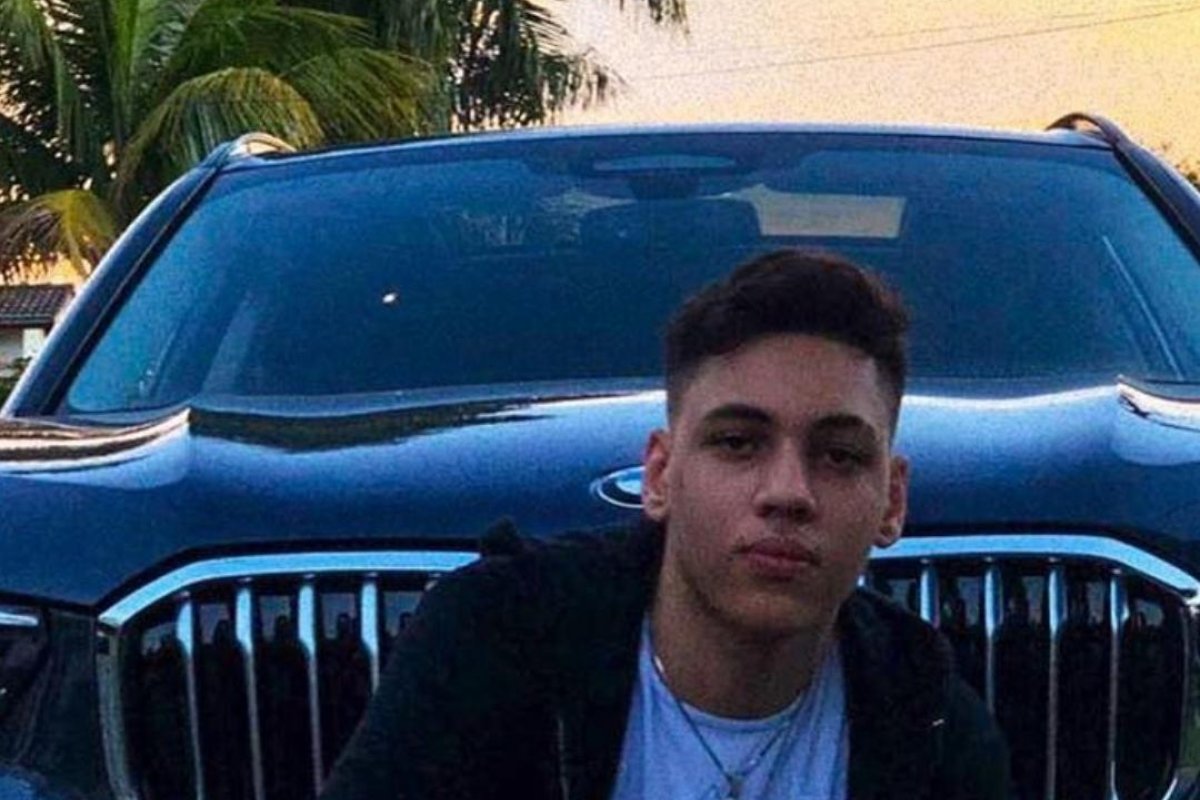 Filho de Simony com Afro-X completa 18 anos e ganha carro de 200 mil reais