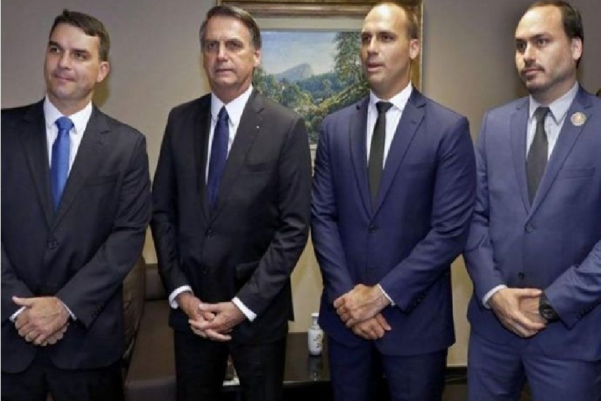 Justiça do DF manda retirar do ar matérias sobre suposta compra de imóveis da família Bolsonaro