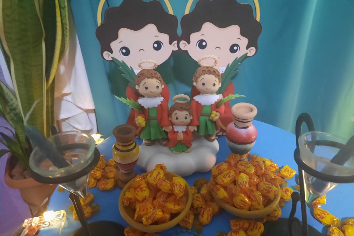 Devotos mantêm tradição de caruru e doce no dia de São Cosme e Damião