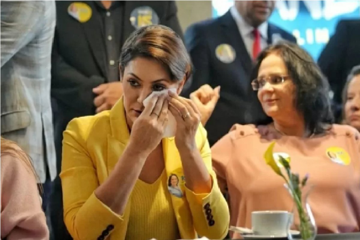 Michelle Bolsonaro reafirma apoio a Damares Alves e cita 'lobos em pele de cordeiro'