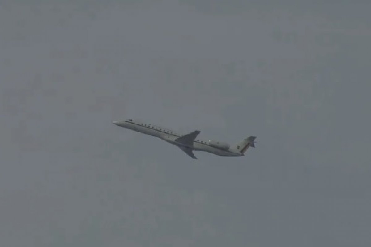 Avião que levava o presidente Jair Bolsonaro arremete em BH