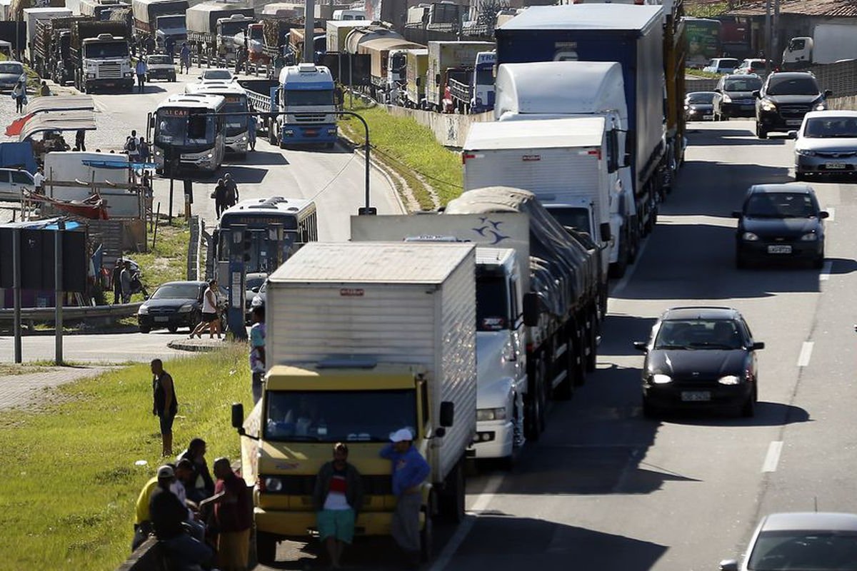 Mais de 629 mil taxistas e caminhoneiros recebem neste sábado (24) benefício de R$ 1.000