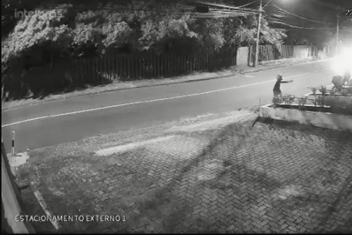 Moto roubada no Costa Azul foi encontrada, diz entregador de delivery que reagiu a assalto