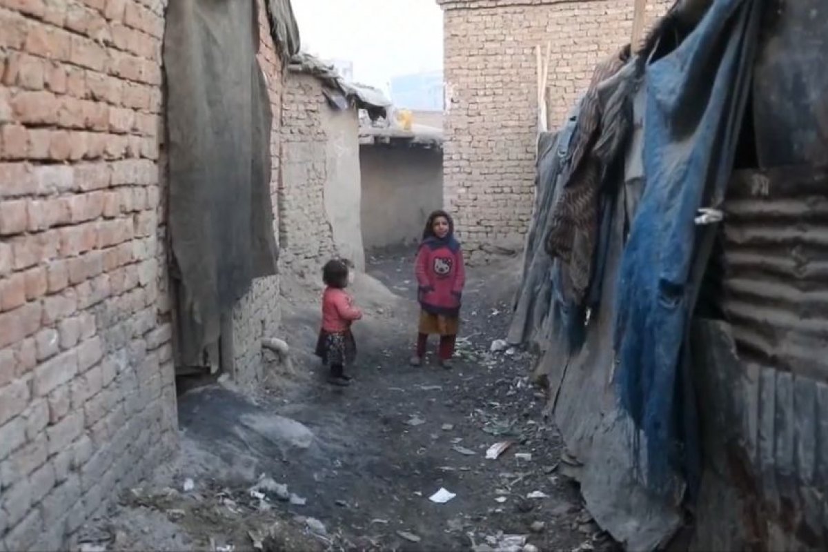 Na luta pela sobrevivência, crianças enfrentam trabalhos pesados em fábricas de tijolos no Afeganistão