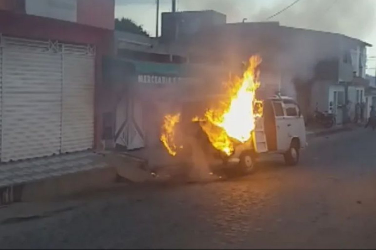 Kombi com carga de vassouras pega fogo em Itapetinga, no sudoeste da Bahia