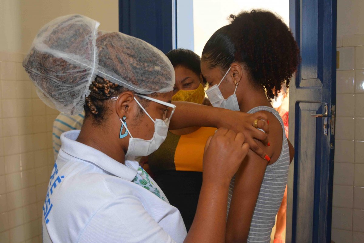 Vacinação contra covid-19 retoma em Salvador nesta segunda-feira (26)