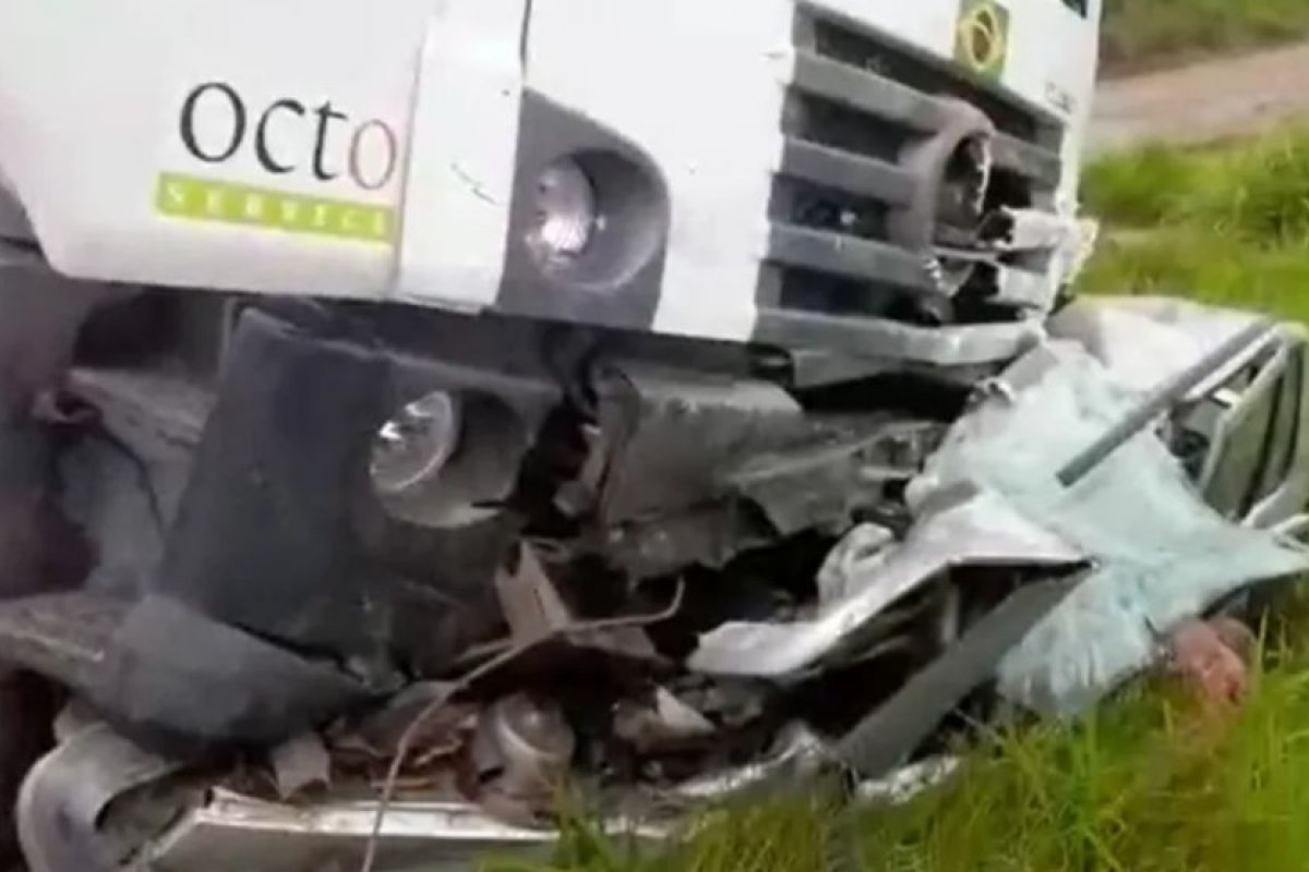 Homem morre após batida entre carro e caminhão de lixo em Porto Seguro, no extremo sul da Bahia