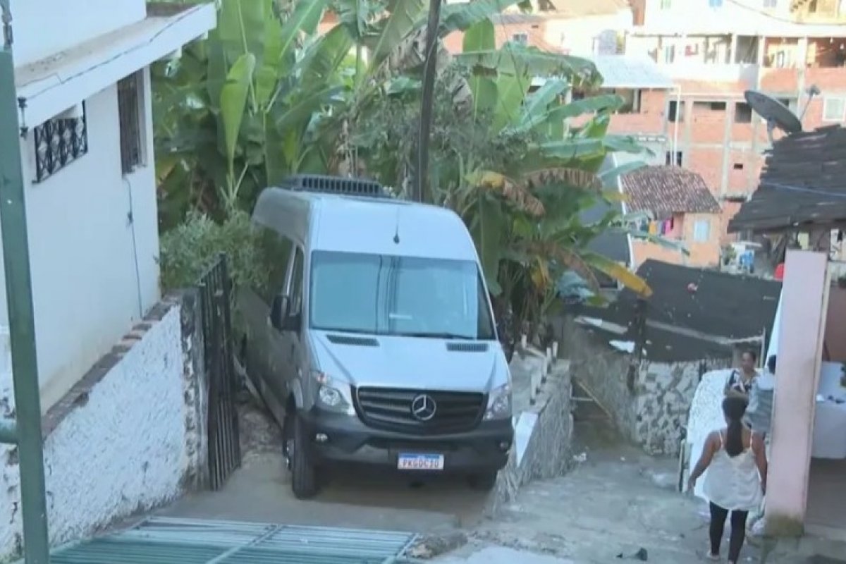 Veículo sem freio desce ladeira e atinge depósito em Salvador