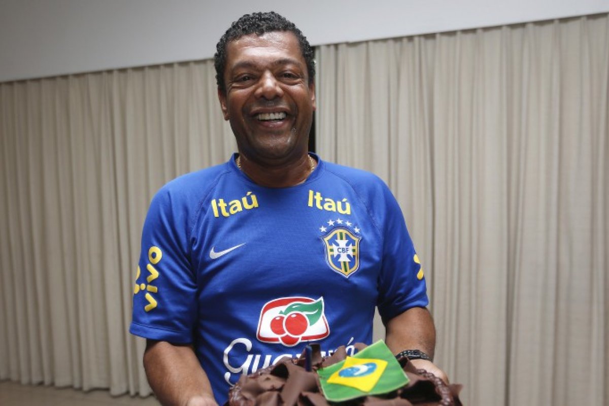 Filho de ex-roupeiro da Seleção organiza vaquinha para tratamento de câncer do pai