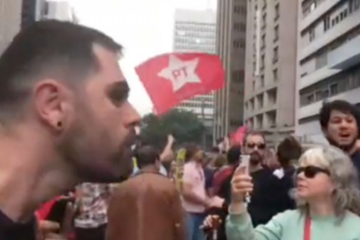 Vídeo: Militante de esquerda cospe em Carla Zambelli na Avenida Paulista
