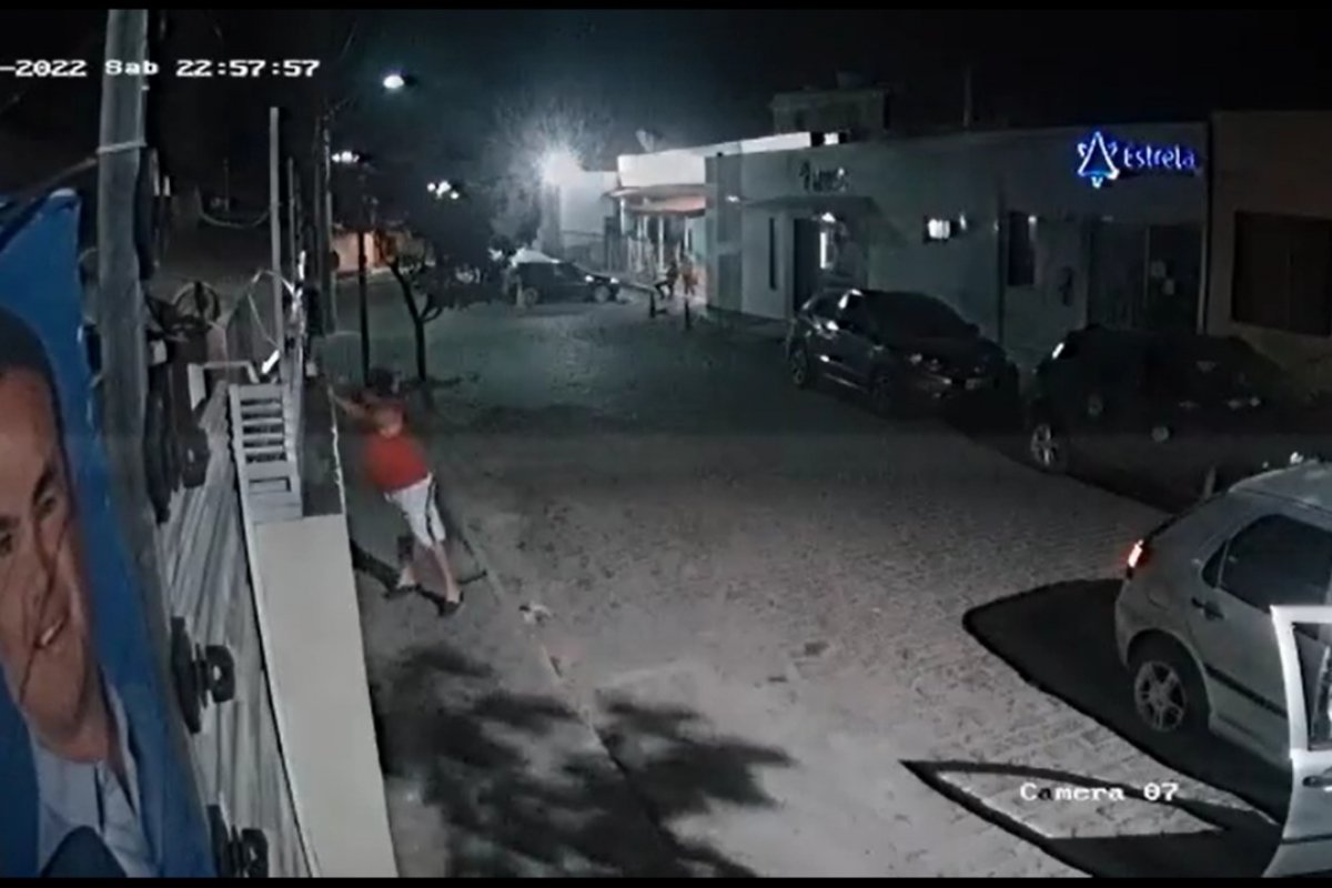 Vídeo: Homem é preso após depredar comitê eleitoral em Araci, na Bahia