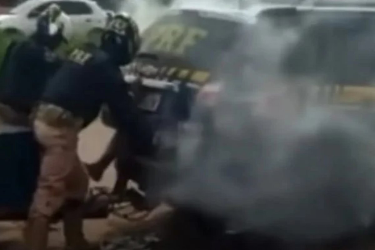 Policiais que asfixiaram e mataram homem em viatura da PRF são indiciados pela PF