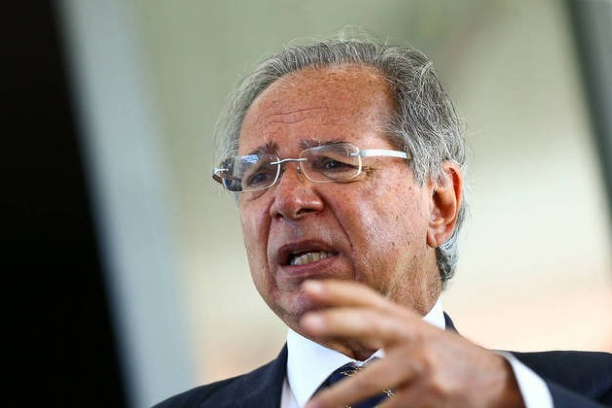 Guedes diz que Auxílio Brasil tirou trabalhadores das ruas: 'Todo mundo está com dinheiro para viver'