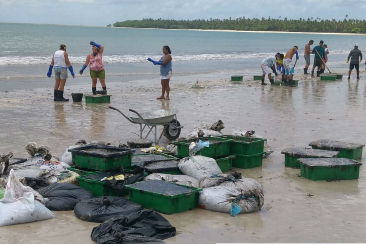 Manchas de óleo chegam a praia de de Cairu, na Bahia