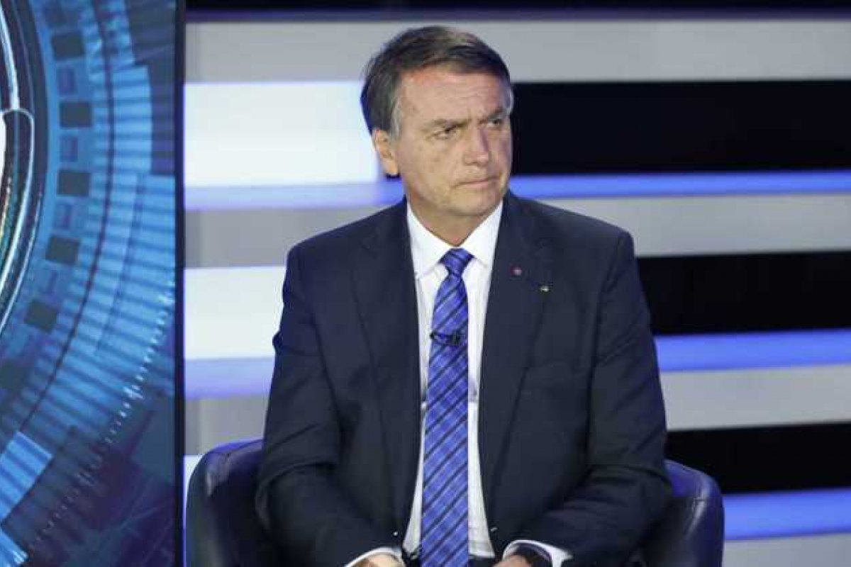 Em sabatina na Record, Bolsonaro critica Lula e diz que terá aumento real para o salário mínimo se reeleito