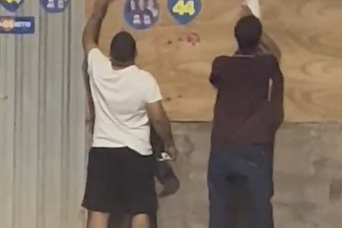 Vídeo: Homens são flagrados vandalizando muros de residências ao trocar adesivos de políticos