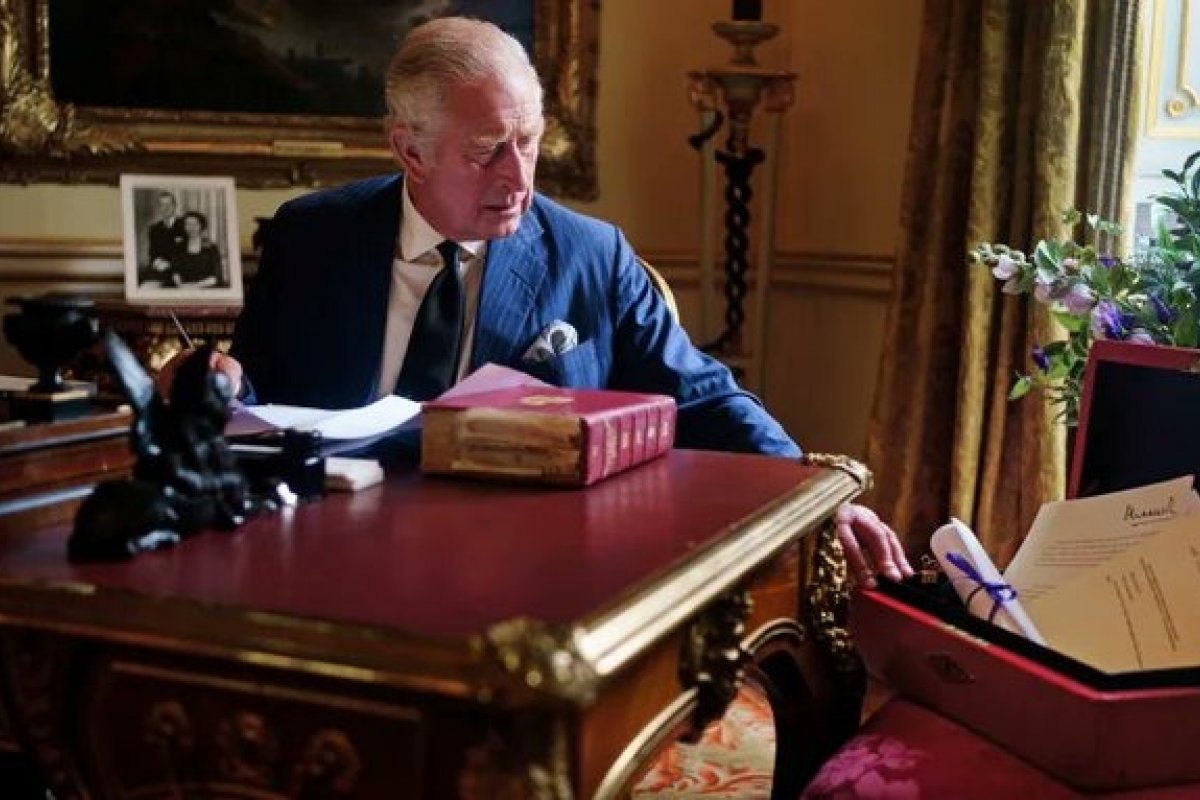 Palácio de Buckingham revela nova cifra real de Charles III