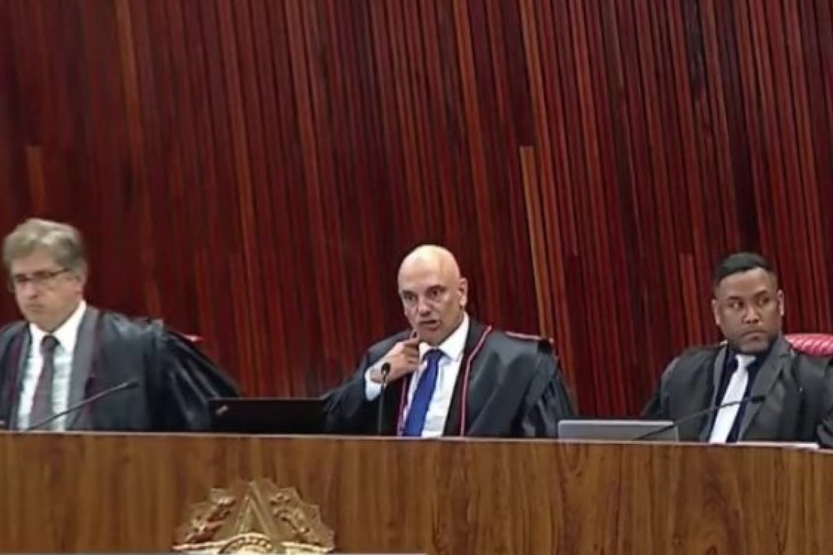 Vídeo: Moraes faz gesto de 'degolar' durante sessão que julgava ações contra Bolsonaro