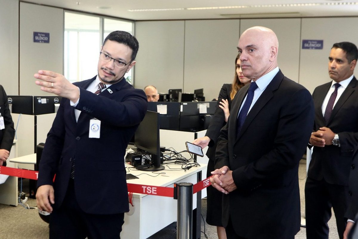 A convite de Moraes, membros de partidos e autoridades visitam sala do TSE
