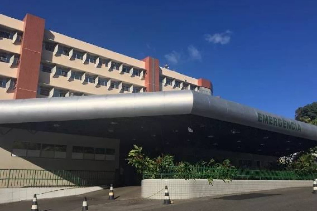 Homem é atingido por bala perdida enquanto jogava bola no Subúrbio de Salvador