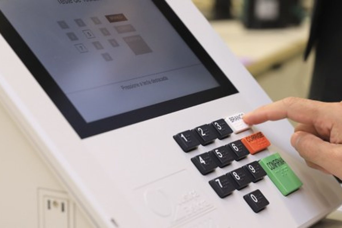 TSE reduz número de urnas para brasileiros que vivem no exterior e amplia nós presídios