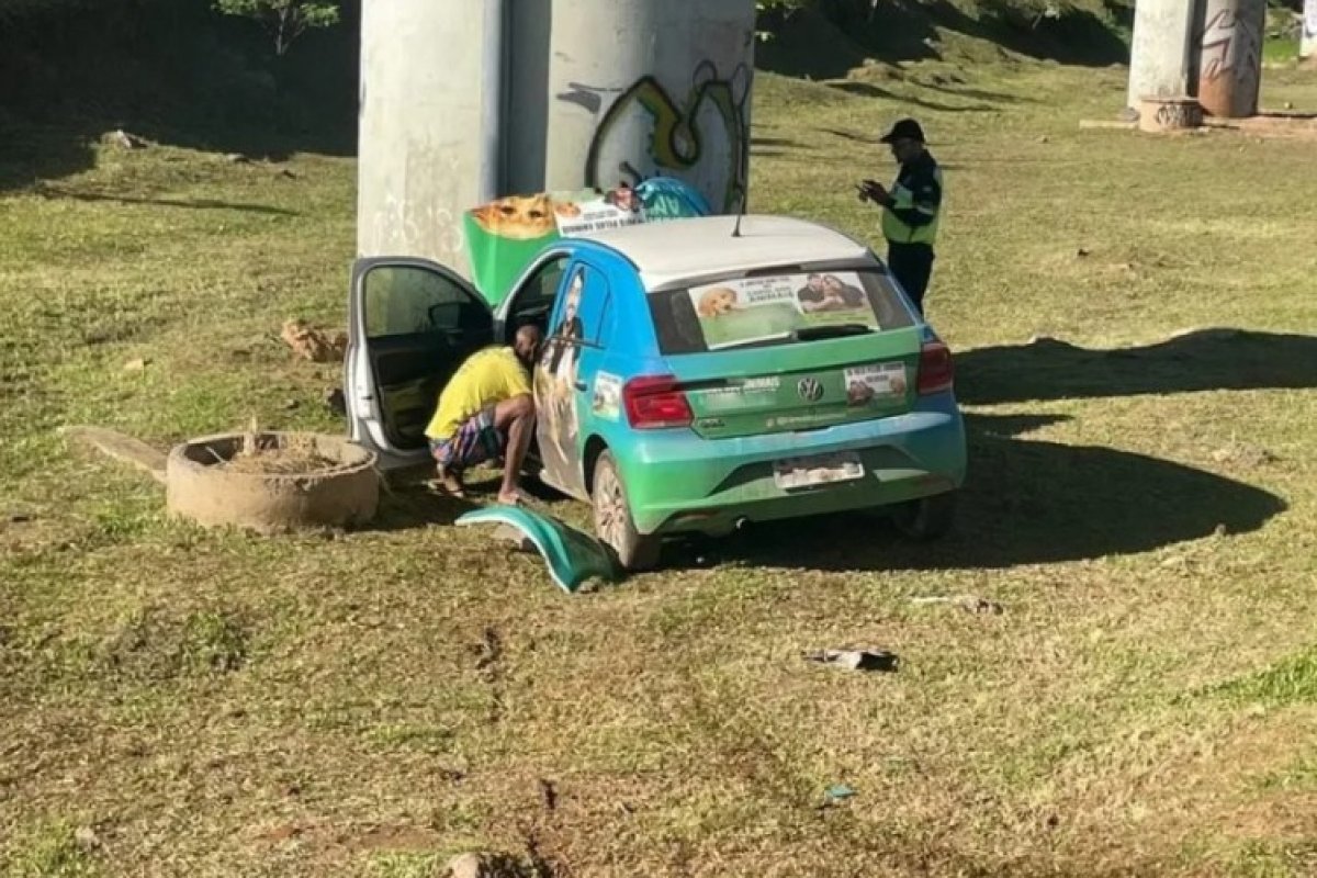 Motorista perde direção de carro e atinge estrutura do metrô em Salvador