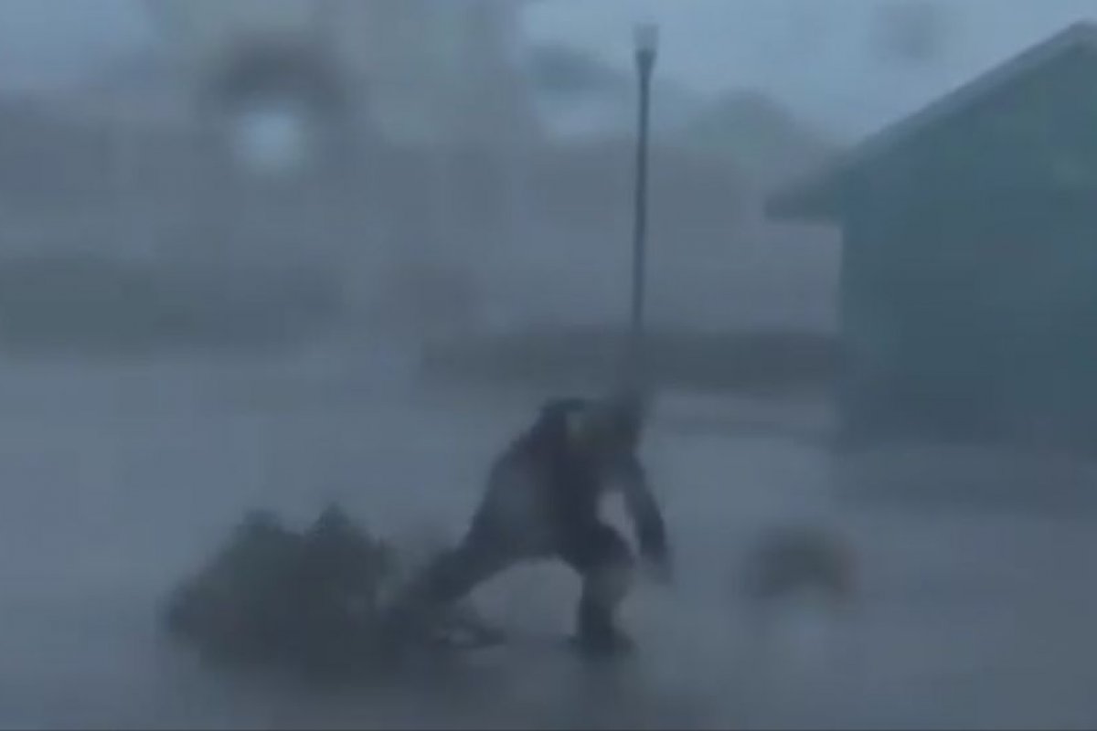 Vídeo: jornalista é atingido por galho durante cobertura do furacão Ian