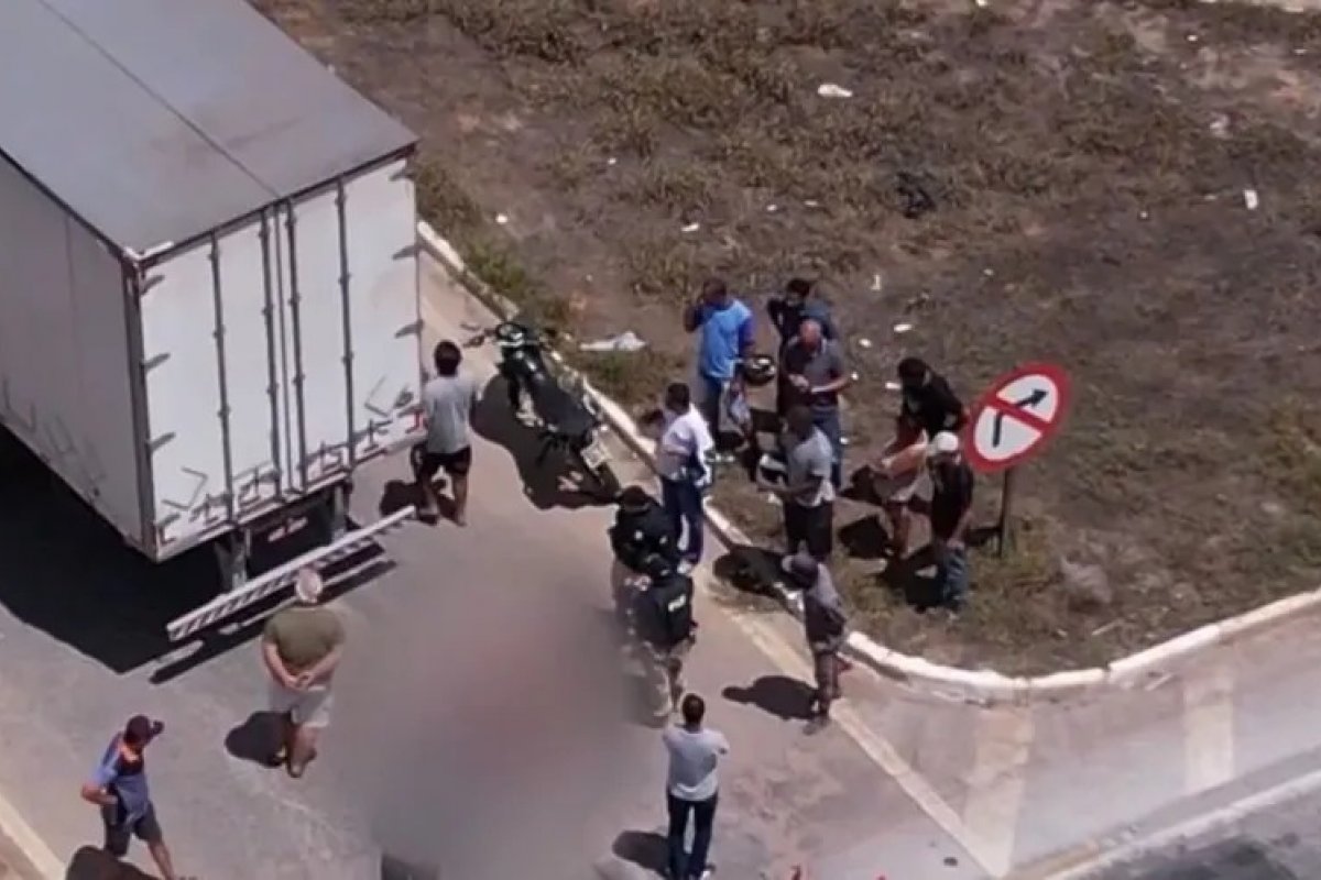 Motociclista de 32 anos morre após ser atingido por carreta na BR-116