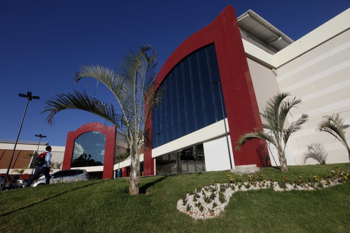 Confira quais estabelecimentos funcionam durante feriado desta sexta (15)