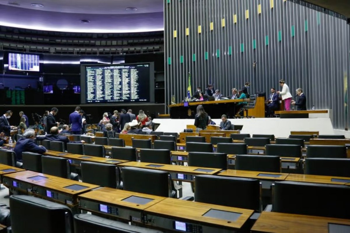 PL e federação composta por PT, PCdoB e PV devem ter as maiores bancadas na próxima legislatura, diz estudo