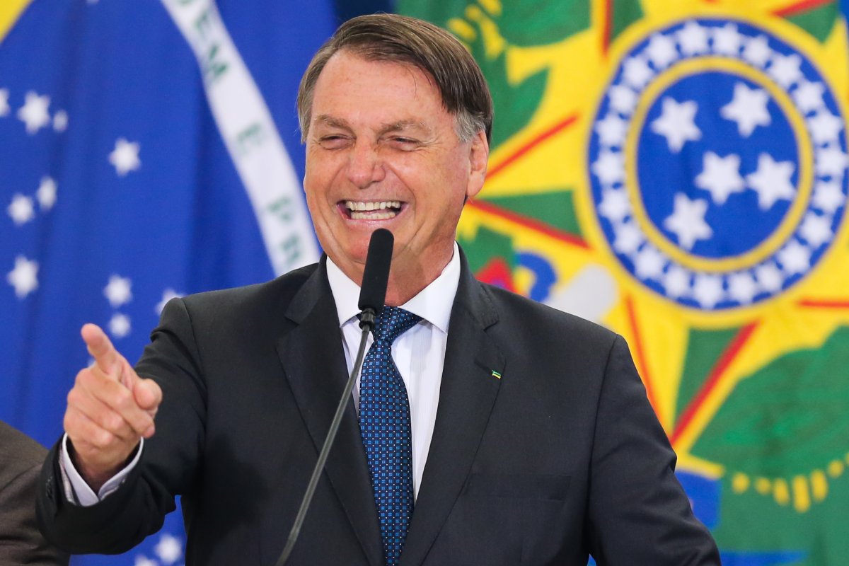 Bolsonaro tem 44,3% das intenções de voto e Lula 27,6%, diz pesquisa