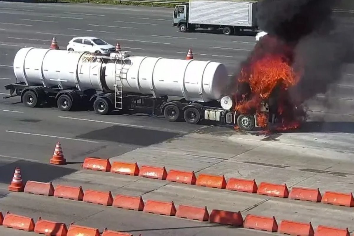 Caminhão carregado com emulsão asfáltica pega fogo na BR-324